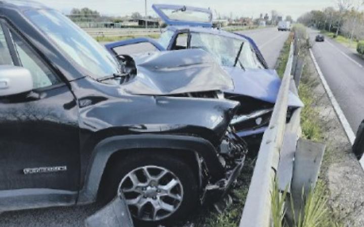 Ricoverato in coma dopo il frontale sulla Pontina