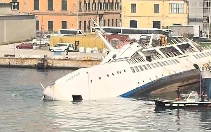 Ventotene, affonda nel porto la motonave Falerno: mistero sulle cause