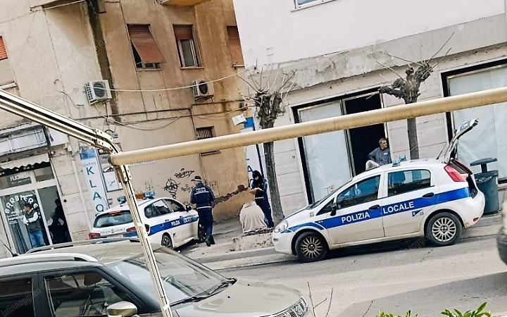 Donna cade sul marciapiede sconnesso, soccorsa in centro