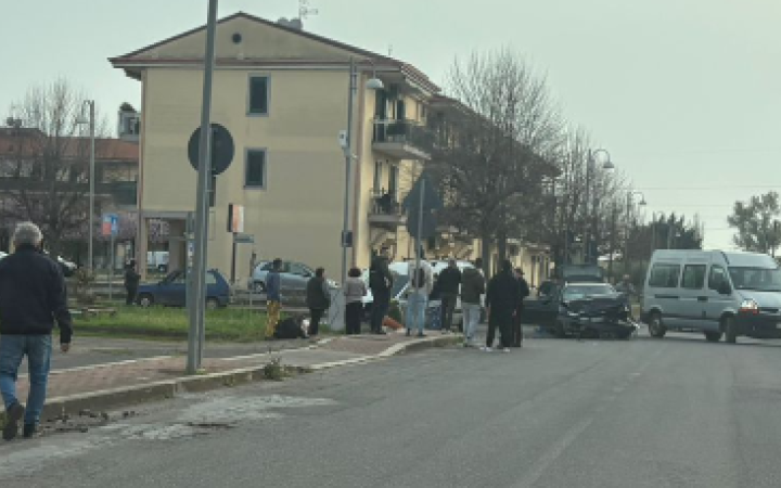 Frontale a Borgo Flora: uomo in codice rosso al Goretti, illesa una famiglia di turisti