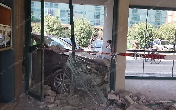 Scontro in via Pontinia a Latina, auto nell'androne di un palazzo