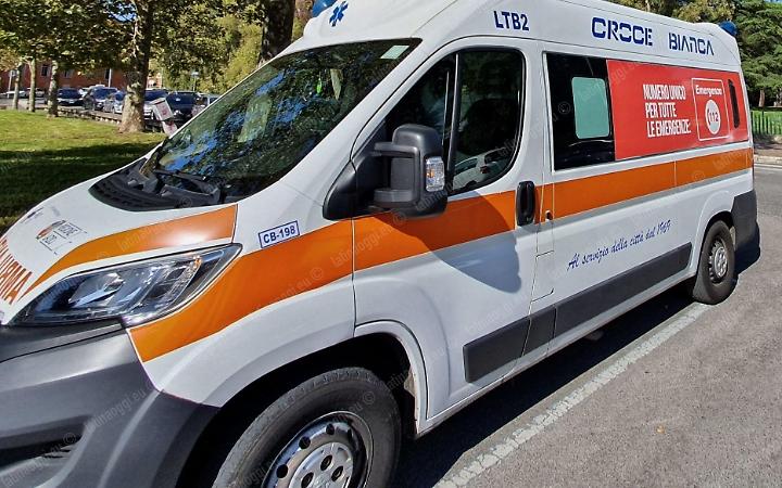 Colto da un malore in strada, soccorso da una poliziotta libera dal servizio