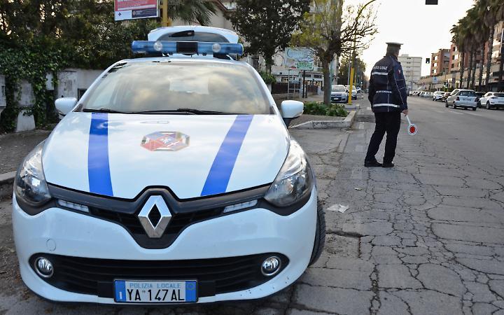 Sicurezza stradale, controlli della Polizia Locale in citt&agrave; con l'etilometro