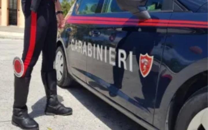 Rapina a mano armata in un bar-pizzeria del centro, prendono i contanti e la fede nuziale del titolare