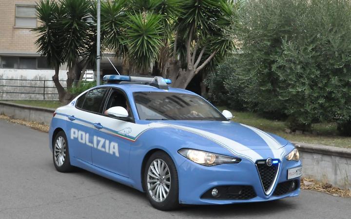 Tenta di rapire un bambino nel parcheggio del supermercato, arrestato dalla Polizia