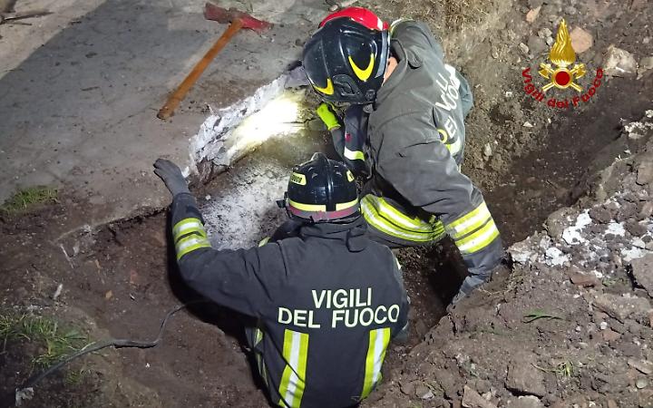 Cane intrappolato in una tubatura salvato dai vigili del fuoco