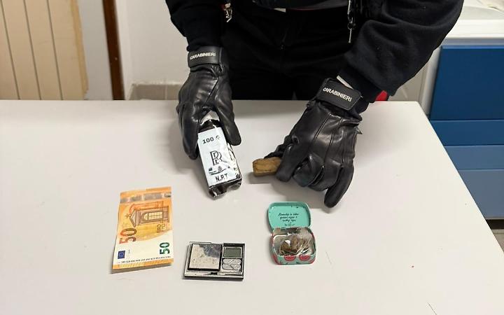 Fugge dai Carabinieri, in casa nascondeva droga