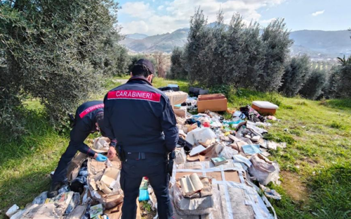 Rifiuti abbandonati in un oliveto, due denunciati dai Carabinieri Forestali