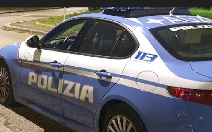 Pattuglia della polizia speronata dai ladri in fuga durante l'inseguimento