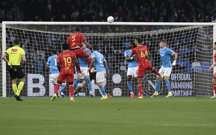 Hojlund e Politano ribaltono il Lecce: al "Maradona" finisce 2-1