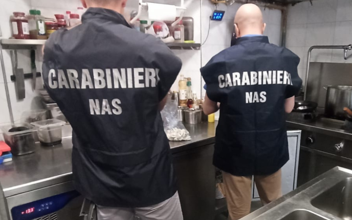 Controlli del NAS nella provincia di Latina: sequestrati 60 chili di alimenti e chiuso un minimarket