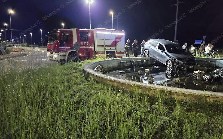 Con l'auto nella fontana della rotatoria, paura per tre giovani