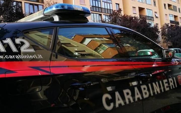 Tenta di forzare un&rsquo;auto in sosta per rubarla, denunciato un 42enne