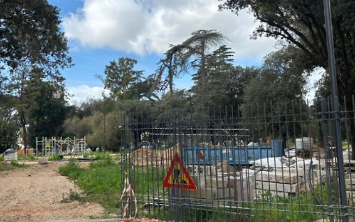 Vincoli a cantiere aperto e una nuova variante, un parco in panne