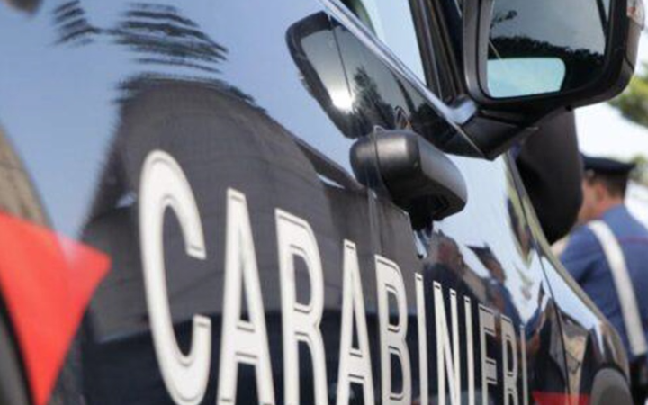 Latina, 19enne fermato con una pistola a salve in auto
