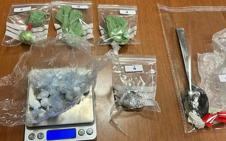 Ai domiciliari ma con la droga in casa: arrestato di nuovo