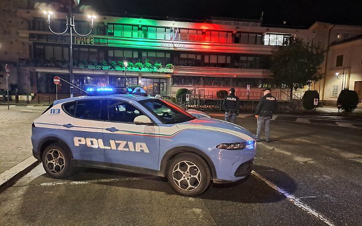 Aprilia, inseguimento e controllo: trovato con uno sfollagente, denunciato