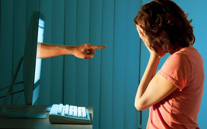 Cyberbullismo e rischi online, l&rsquo;allarme nel Lazio: coinvolto un adolescente su due