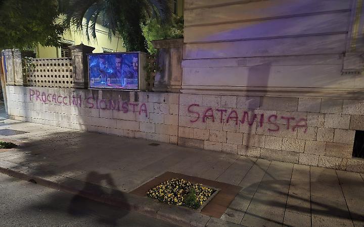 Scritte offensive sotto la casa dell'onorevole Procaccini. Fratelli d'Italia condanna l'atto: "Gesto vile"