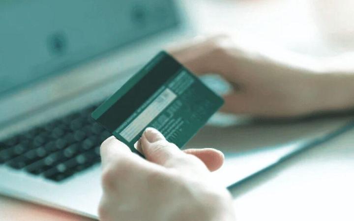 Stop ai bonifici per quattro giorni: ecco cosa succede a Pasqua