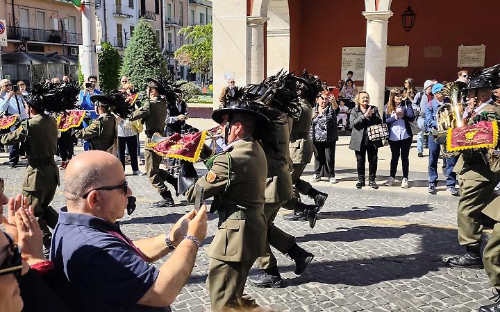 Bersaglieri in corsa nel cuore di Cisterna: citt&agrave; invasa da fanfare e piume al vento