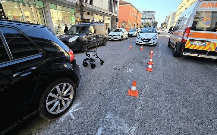 Investita da un'auto in retromarcia, gravissima una novantenne