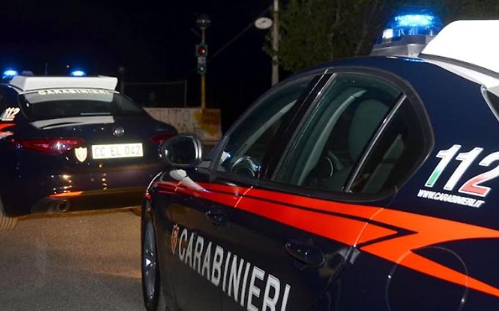 Ubriaco in treno scende alla stazione sbagliata e ruba un'auto per tornare a casa