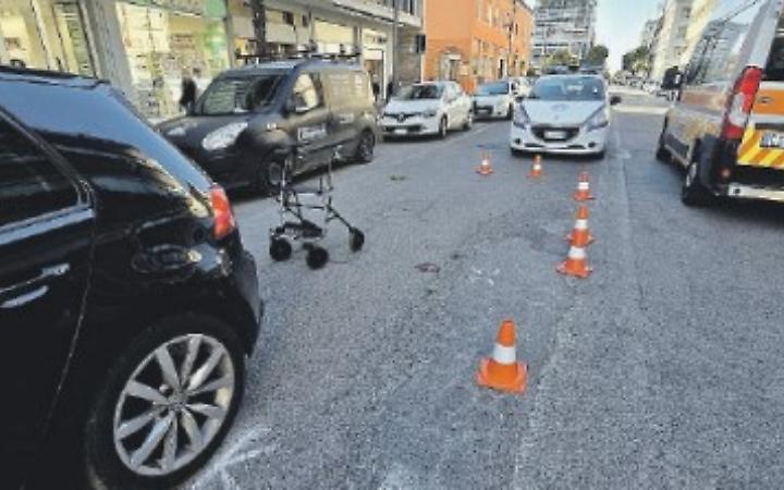 Prognosi riservata per l'anziana investita, indagato il giovane che l'ha travolta con l'auto