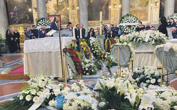 Morto in piscina, ll&rsquo;ultimo saluto al piccolo Gabriele: Roma si ferma nel dolore