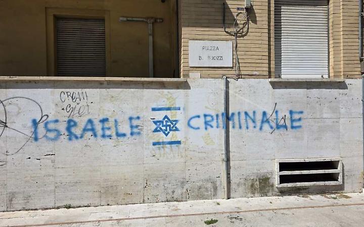 Svastica sui muri in via Buozzi: la condanna del sindaco