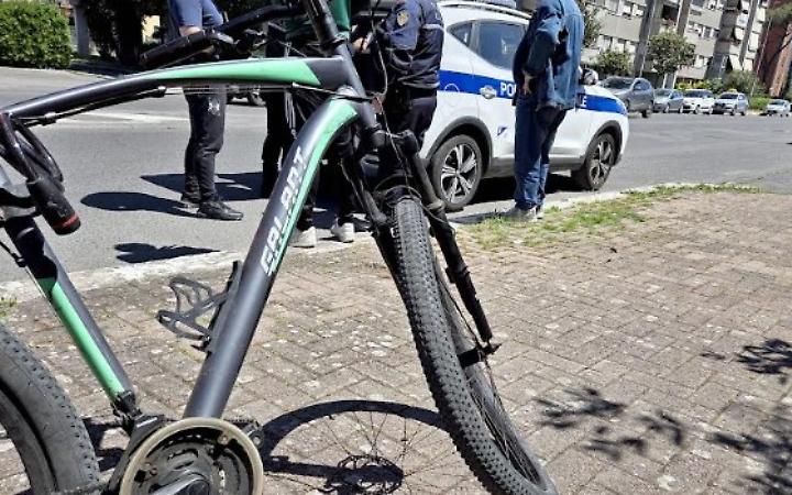 Investe un adolescente e non si ferma, poi ripassa: anziano fermato da un testimone