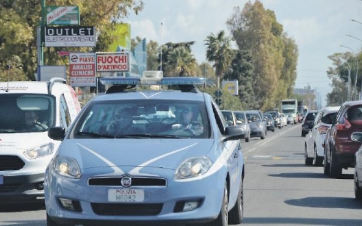 Tentano di truffare una donna e le prendono la borsa, il colpo sfuma