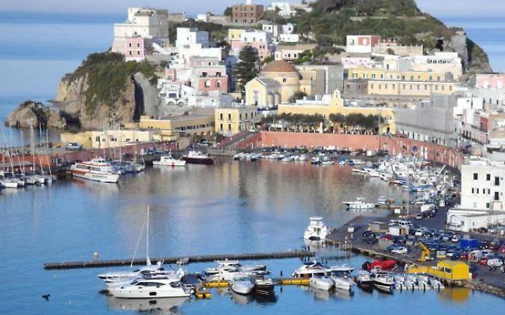Avaria alla nave da crociera Msc World Europa al largo di Ponza: 8.500 persone a bordo