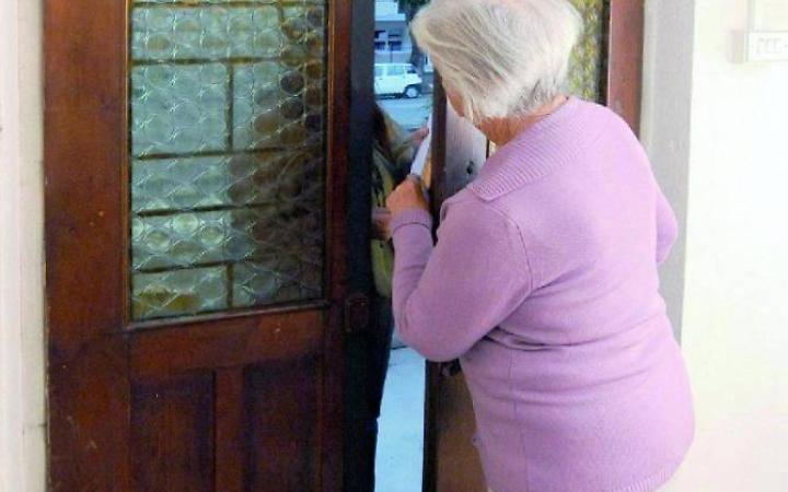 Maenza, anziana truffata con il falso nipote in caserma: tre denunciati