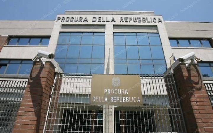 Ricatto con le foto intime, impiegato accusato di revenge porn