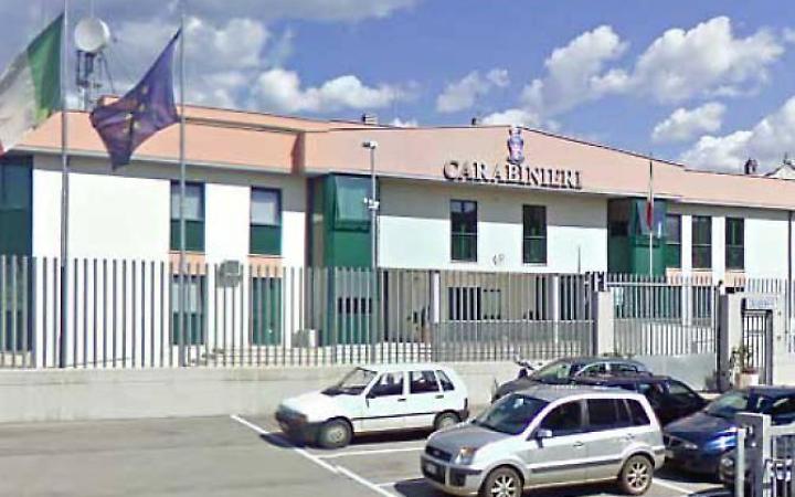 Ruba due smartphone, poi chiede 1000 euro a testa ai proprietari per restituirli: arrestato