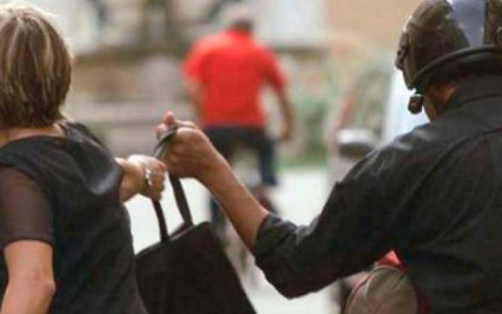 Scippo in pieno giorno a Latina, individuato uno dei responsabili