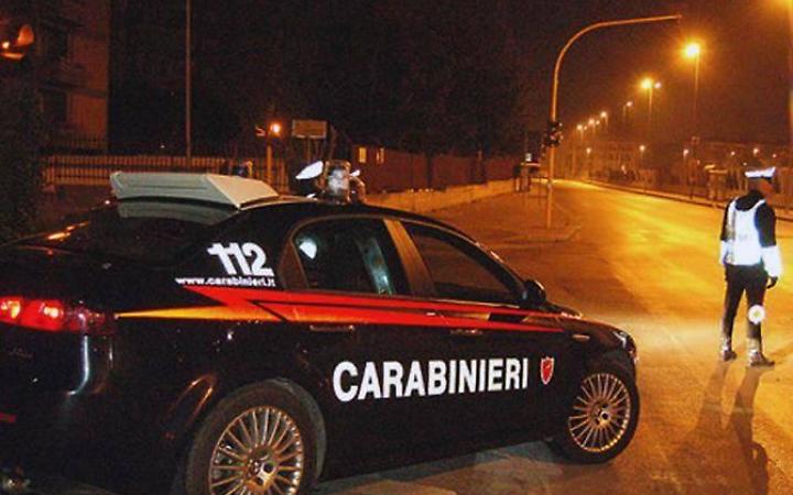 Scoperto con la droga dai carabinieri, la getta in mare