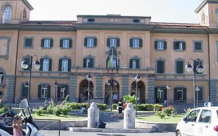 Pensionato cade dal tetto: trasportato in eliambulanza al San Camillo