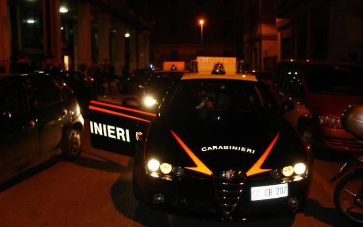 Minaccia i carabinieri con il coltello durante lite in casa con la moglie