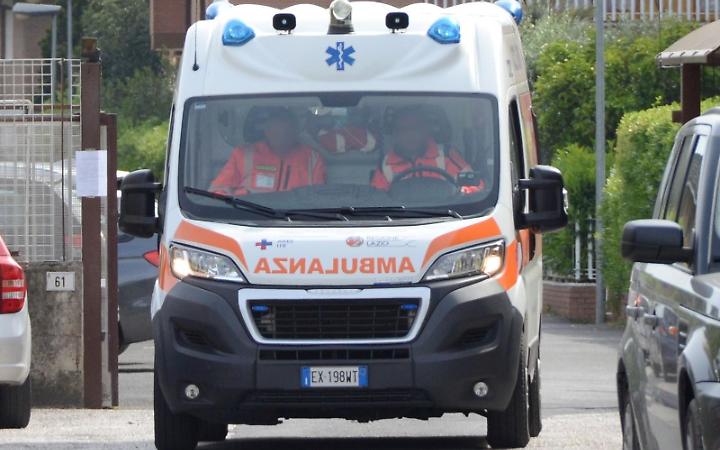 Investito da un carrello elevatore, muore in un'azienda