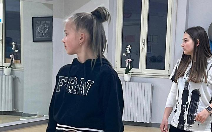 Guerra in Ucraina, in fuga dalla citt&agrave; distrutta a passo di Hip hop