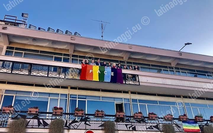 Donata al Comune la bandiera della pace fatta a mano