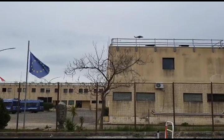 Tenta di far entrare la droga in carcere per il figlio, nascosta nell&rsquo;involtino