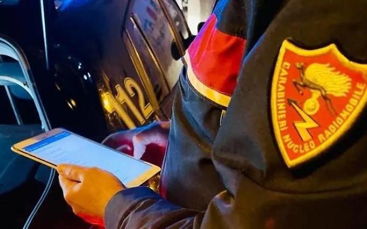 In auto con una mazza da baseball e uno sfollagente, deferiti due giovani