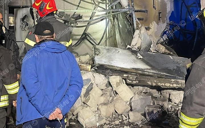 Esplosione, poi l'incendio nella fabbrica di polistirolo