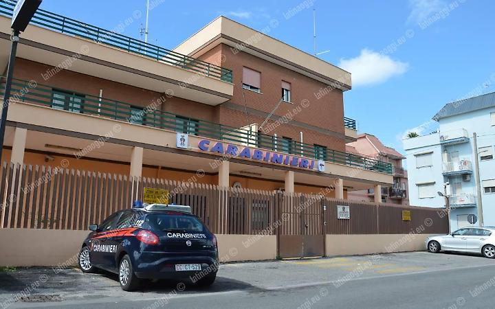 Palpeggia una minore, arrestato