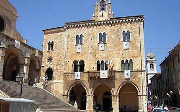 Il Comune sfratta l&rsquo;Avis, l&rsquo;opposizione insorge