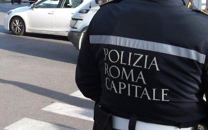 Muore a 18 anni mentre attraversa la strada