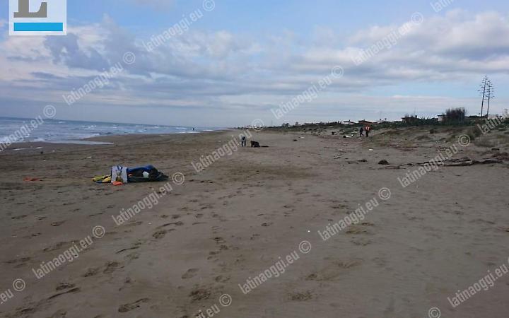 Furti sul lungomare, rompono il vetro dell&rsquo;auto e rubano il cellulare
